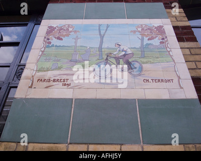 Decorazione di piastrelle in ceramica raffigurante di Michelin Charles Terront a Parigi a Brest cycle race nel 1891. Foto Stock