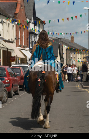 Giffords circo, un cavaliere sfilata attraverso la città. The Hay Festival, Hay on Wye, Powys, Galles, Gran Bretagna. 2006 2000 HOMER SYKES Foto Stock