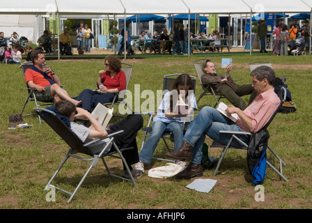 Il luogo del festival una famiglia che ha una buona lettura il Hay Festival Hay su Wye Powys Galles Regno Unito 2006 2000 HOMER SYKES Foto Stock