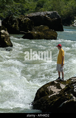 Lone figura in piedi su un promontorio roccioso guardando le rapide del fiume Vrbas, Bosnia Erzegovina. Foto Stock