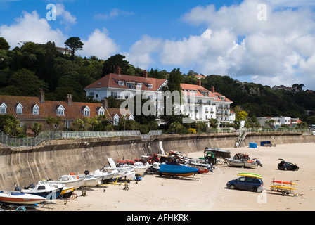 Dh St Brelades Bay St Brelade JERSEY Hotel spiaggia sabbiosa barche lungomare Foto Stock