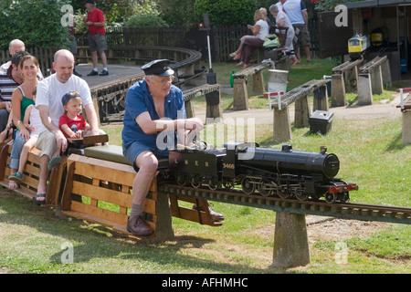 Il treno pubblico passeggiate nel parco Ridgeway, North Chingford forniti da Chingford e distretto di ingegneria modello Club. Nord Est Lond Foto Stock