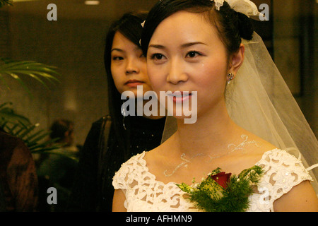 Una sposa nel suo abito da sposa Foto Stock