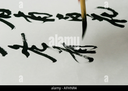 La Cina un esperto nell'arte della calligrafia mostra le sue capacità presso la Provincia di Zhejiang anziani del centro di attività Foto Stock