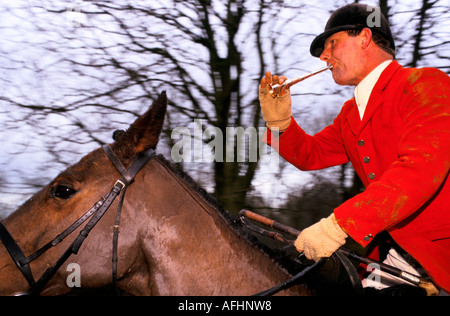 Essex Hunt Huntsman dell'Essex Hunt suona il clacson Foto Stock