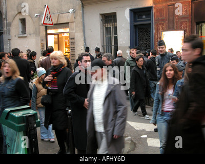 La gente nelle affollate strade del quartiere ebraico di Le Marais Parigi Francia Foto Stock
