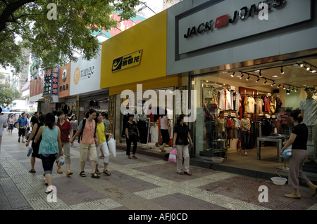Gli amanti dello shopping a piedi lungo il marciapiede nella parte anteriore del negozio e fronti, Xian, Shaanxi, Cina. Foto Stock