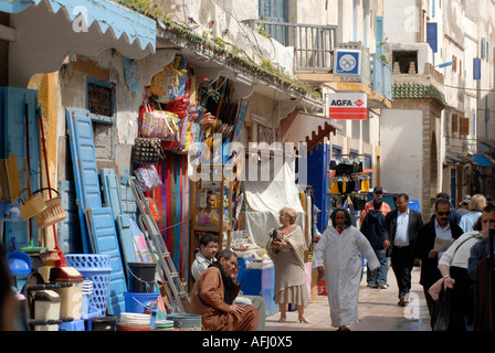 In generale la scena di strada rue Sidi Mohammed Ben Abdallah negozi di shopping arte artigianato essaouira marocco Africa del Nord Foto Stock