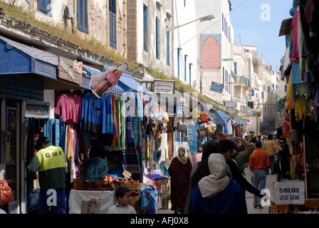 In generale la scena di strada rue Sidi Mohammed Ben Abdallah negozi di shopping arte artigianato essaouira marocco Africa del Nord Foto Stock