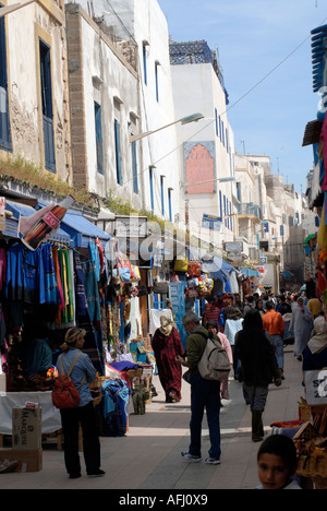 In generale la scena di strada rue Sidi Mohammed Ben Abdallah negozi di shopping arte artigianato essaouira marocco Africa del Nord Foto Stock