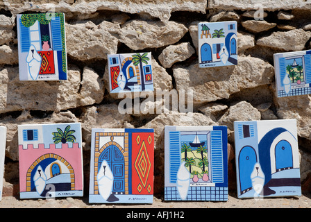 Dipinti in vendita in Rue de Skala Skala de la Ville medina souk negozi di shopping arte artigianato Essaouira Costa Atlantica Marocco Nort Foto Stock