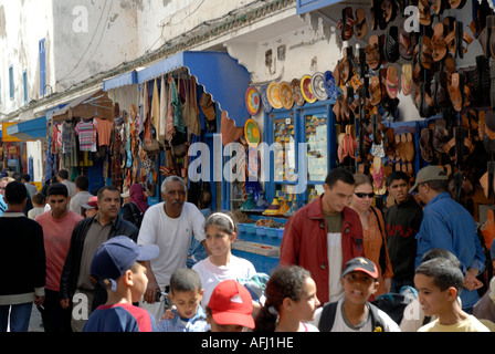 In generale la scena di strada rue Sidi Mohammed Ben Abdallah negozi di shopping arte artigianato essaouira marocco Africa del Nord Foto Stock