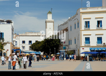 Le persone nella piazza principale luogo principe Moulay El Hassan essaouira marocco Africa del Nord Foto Stock
