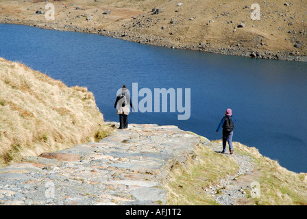 Due escursionisti sopra Llyn Llydaw su Llwybr y Mwynwyr minatori via Snowdonia National Park Mount Snowdon Yr Wyddfa Galles Gran Bretagna REGNO UNITO Foto Stock