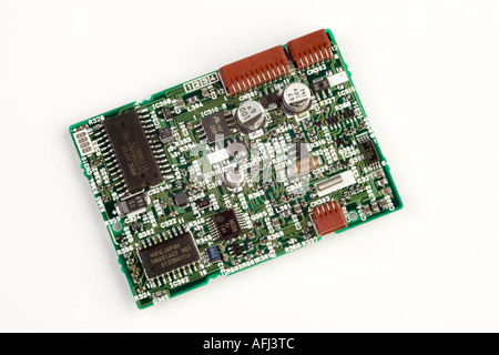 Una scheda di circuito da una videocamera che illustra vari componenti elettronici Foto Stock