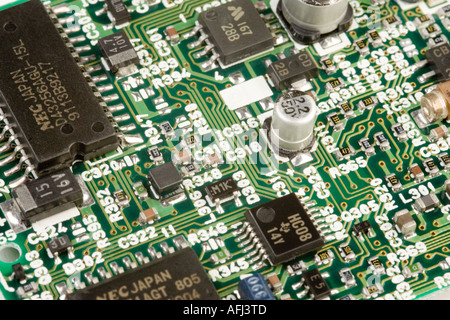 Una scheda di circuito da una videocamera che illustra vari componenti elettronici Foto Stock