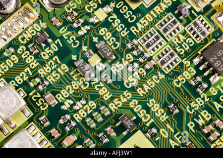 Una scheda di circuito da una videocamera che illustra vari componenti elettronici Foto Stock