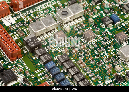 Una scheda di circuito da una videocamera che illustra vari componenti elettronici Foto Stock