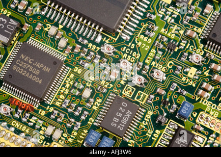 Una scheda di circuito da una videocamera che illustra vari componenti elettronici Foto Stock