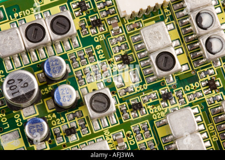 Una scheda di circuito da una videocamera che illustra vari componenti elettronici Foto Stock