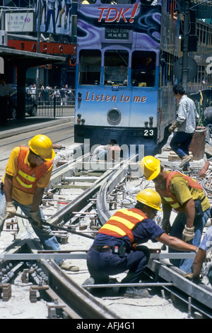 Riparare le linee di tram, la Causeway Bay di Hong Kong SAR, Cina Foto Stock