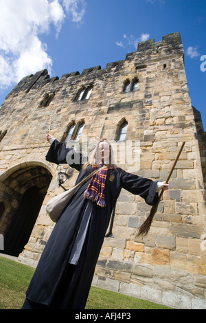 Guida femmina vestita come Harry Potter a Alnwick Castle in Northumberland Foto Stock