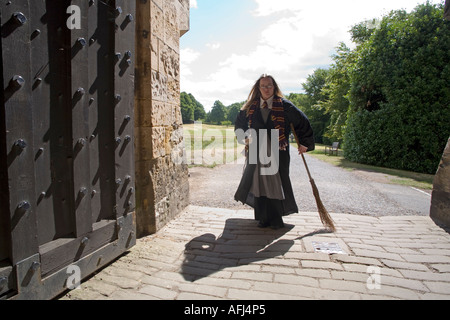 Guida femmina vestita come Harry Potter a Alnwick Castle in Northumberland Foto Stock