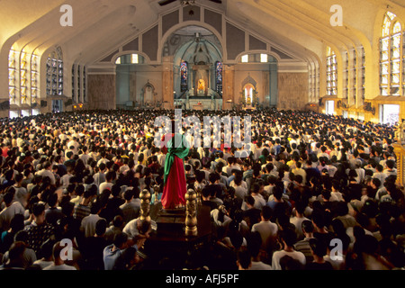 Interno della Chiesa del Nazareno nero, Quiapo, Manila, Filippine Foto Stock