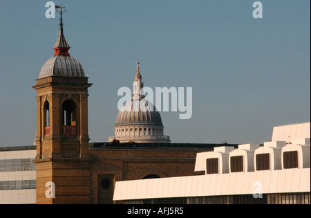 Sir Christopher Wren's la Cattedrale di St Paul, il Victorian torri di Cannon Street Station e il bianco degli anni ottanta exchang telefono Foto Stock