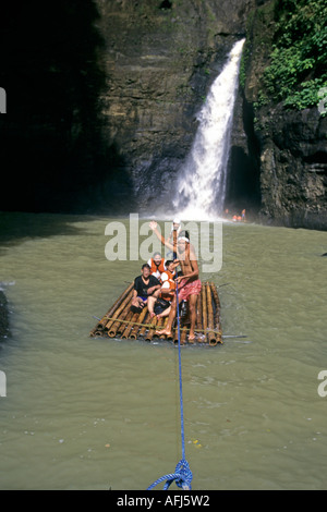 Gruppo su zattera Pagsanjan cade a Santa Cruz Laguna Filippine Foto Stock