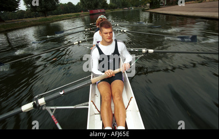 Canottaggio sul fiume Cam a Cambridge. Foto Stock