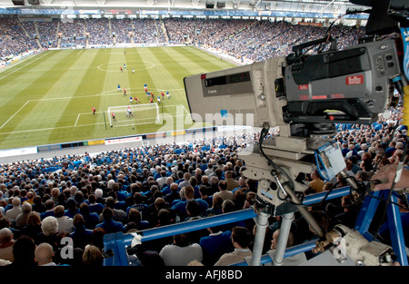 Una telecamera si concentra sul campo di calcio dove una partita tra il Manchester United e Il Leicester City è in riproduzione. Foto Stock