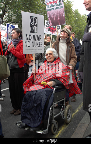 Rappresentazione positiva di una donna disabile che protestavano contro la guerra e la politica di Bush per le strade di Londra Foto Stock