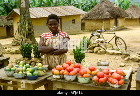 Ragazza vendita di prodotti locali nel mercato del villaggio vicino di Buta e Zaire Africa Foto Stock