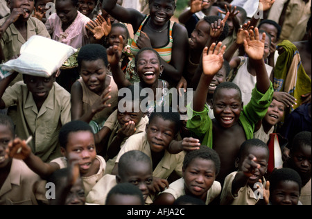 Un folto gruppo di bambini gesticolando e sorridente, Cotonou, Benin Africa Foto Stock