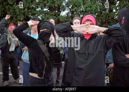 Le donne che protestavano contro il commercio delle armi fiera presso il centro Excel di Londra nella parte anteriore della linea di polizia. Foto Stock