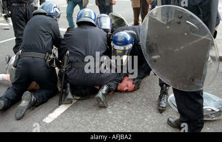 Protester essendo arrestato dalla polizia a giorno di maggio manifestazione Reclaim the streets in Trafalgar Square a Londra centrale 2000. Foto Stock