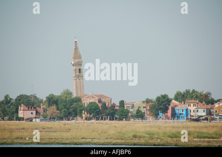 Il campanile pendente di Burano Venezia Italia Foto Stock