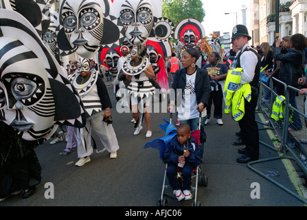 Processione a Notting Hill Gate annuale di West Indian il carnevale e il festival che si tiene nelle strade di Londra. Foto Stock