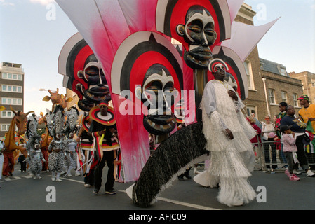 Processione a Notting Hill Gate annuale di West Indian il carnevale e il festival che si tiene nelle strade di Londra. Foto Stock