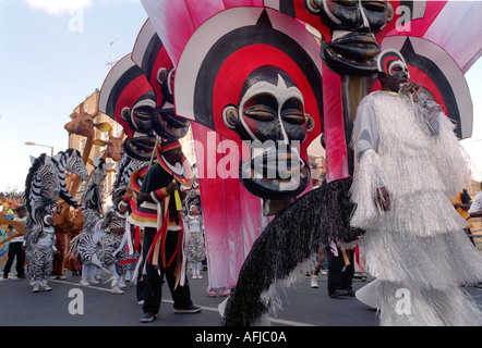 Processione a Notting Hill Gate annuale di West Indian il carnevale e il festival che si tiene nelle strade di Londra. Foto Stock