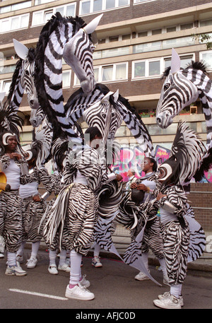 Processione a Notting Hill Gate annuale di West Indian il carnevale e il festival che si tiene nelle strade di Londra. Foto Stock