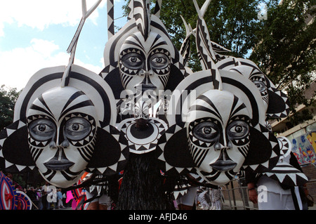 Processione a Notting Hill Gate annuale di West Indian il carnevale e il festival che si tiene nelle strade di Londra. Foto Stock