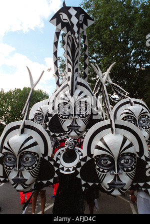 Processione a Notting Hill Gate annuale di West Indian il carnevale e il festival che si tiene nelle strade di Londra. Foto Stock