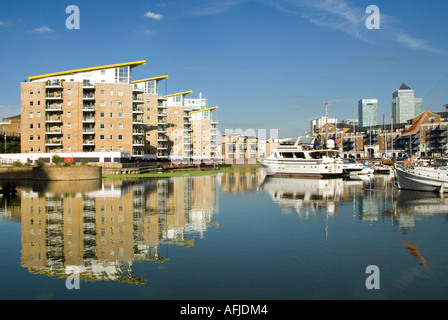 Bacino Limehouse moderno appartamento residenziale blocchi e gli ormeggi delle barche Foto Stock