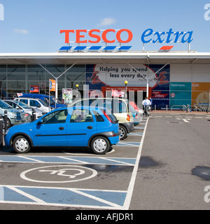 Disposizione per disabili i conducenti di auto dalla fornitura di designato parcheggio auto baie a un grande supermercato store Foto Stock