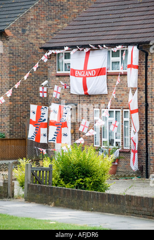 Romford casa decorata in St Georges Cross bandiere e pavese al momento del torneo internazionale di calcio Foto Stock