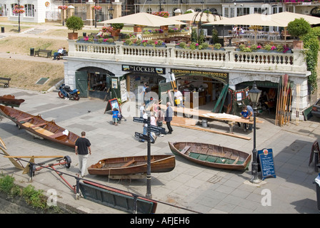 Vista aerea, lungofiume, lungofiume, attività di riparazione di barche a remi con locali all'aperto per mangiare e bere oltre Richmond upon Thames Foto Stock