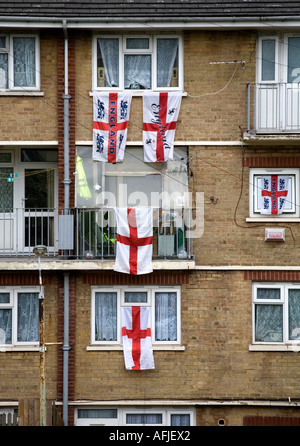 Le bandiere di St George patront saint di Inghilterra a volare su un blocco di appartamenti a Birmingham in Inghilterra REGNO UNITO Foto Stock