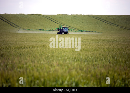 Una Irroratrice raccolto in azione in un campo vicino a Tewkesbury Gloucestershire England Regno Unito Foto Stock